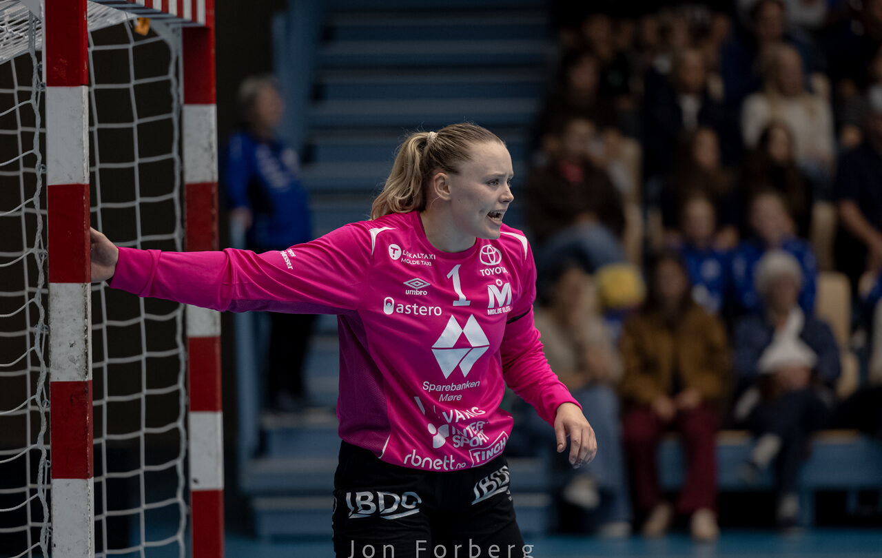 Målvakt Eli Smørgrav Skogstrand leverte nok en gang en god kamp og ble kåret til hjemmelagets beste. Foto: Jon Forberg